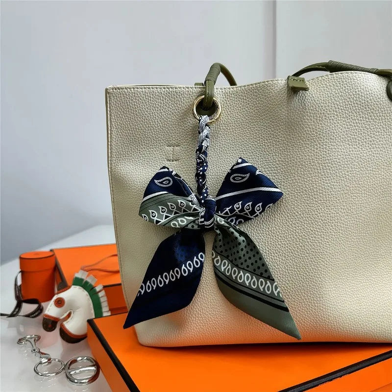 Portachiavi con sciarpa di seta intrecciata a mano, ciondolo con fiocco colorato, chiave decorativa per auto, portachiavi con nastro carino, accessori regalo per gli amici