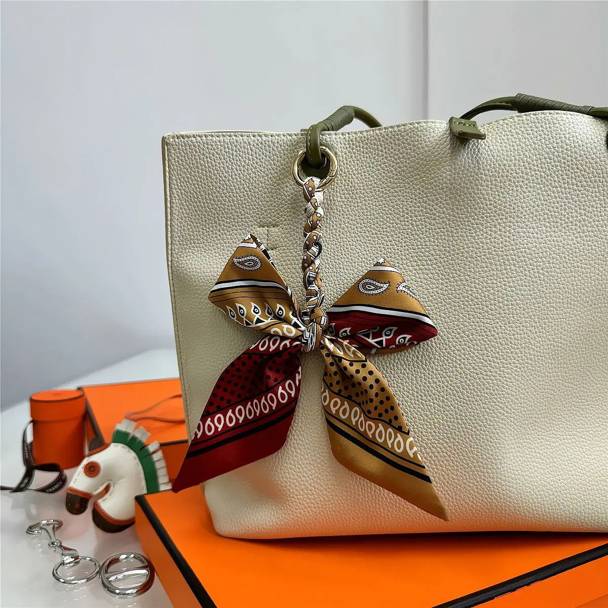 Portachiavi con sciarpa di seta intrecciata a mano, ciondolo con fiocco colorato, chiave decorativa per auto, portachiavi con nastro carino, accessori regalo per gli amici