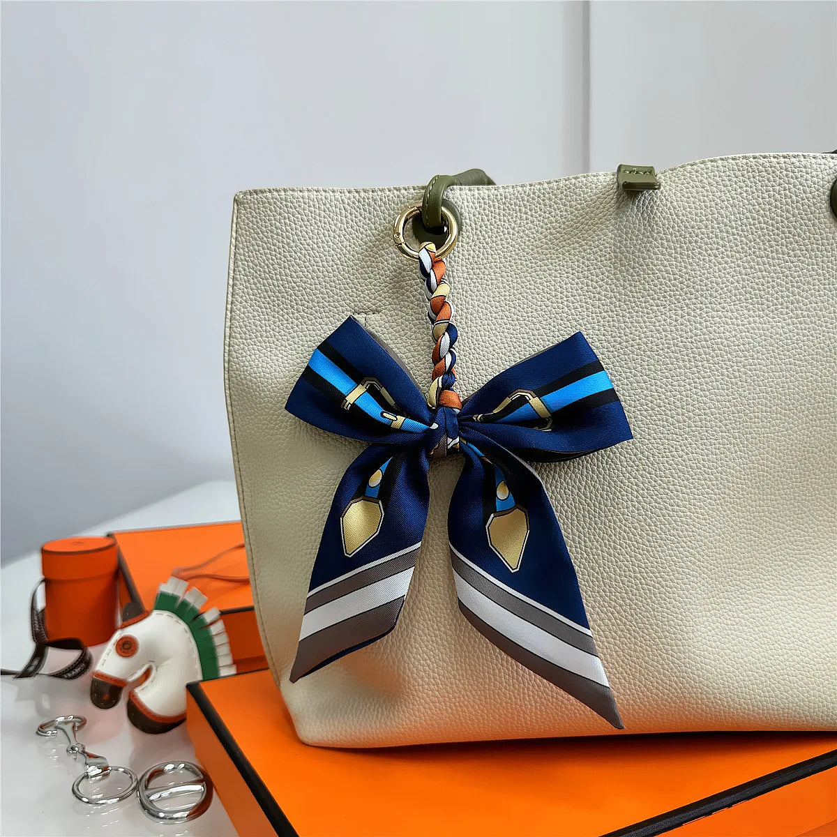 Portachiavi con sciarpa di seta intrecciata a mano, ciondolo con fiocco colorato, chiave decorativa per auto, portachiavi con nastro carino, accessori regalo per gli amici