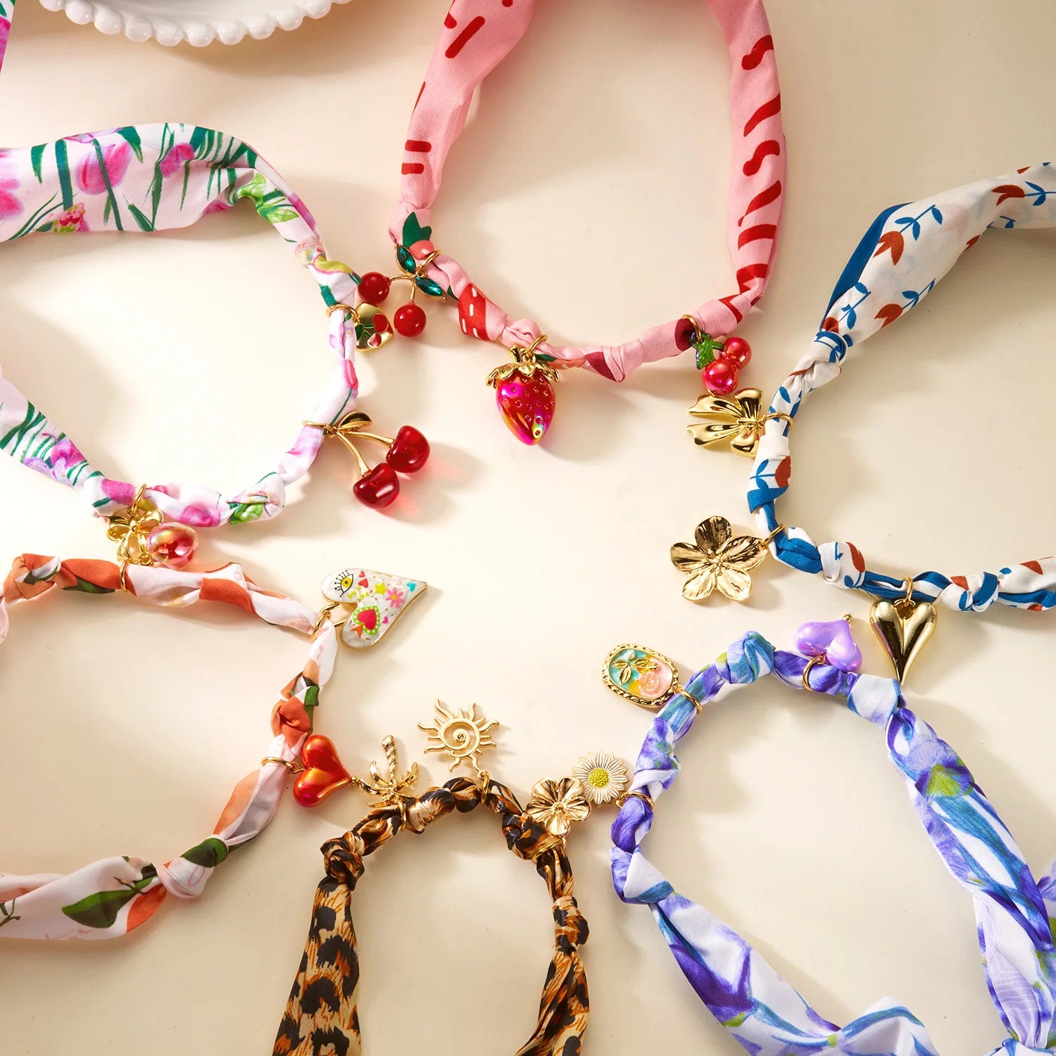 collana bandana con ciondoli