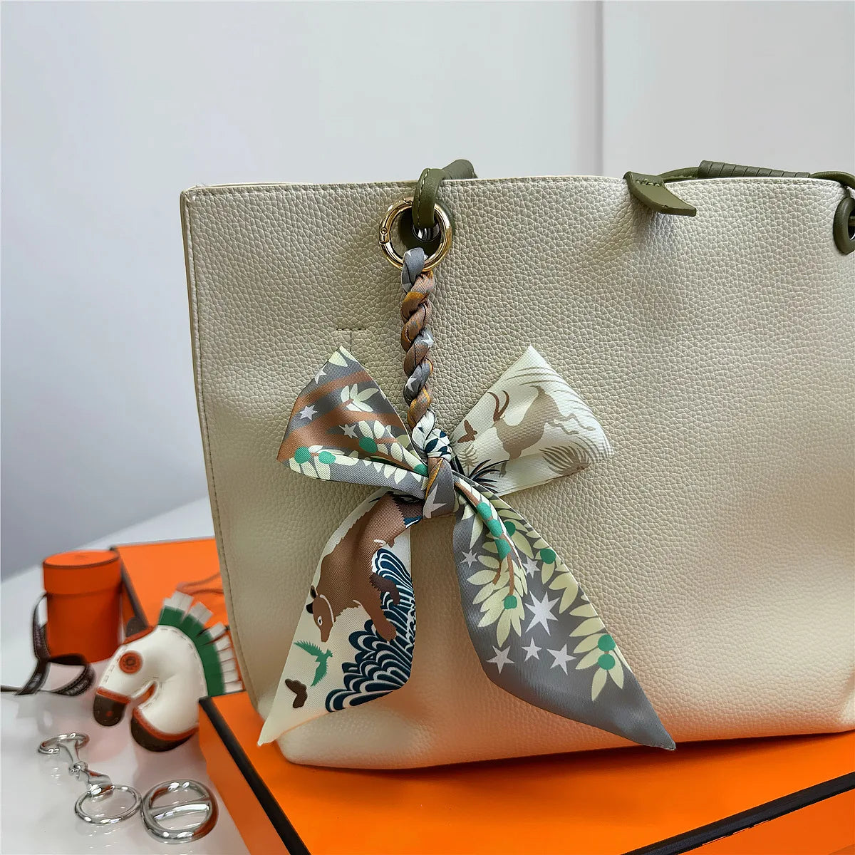 Portachiavi con sciarpa di seta intrecciata a mano, ciondolo con fiocco colorato, chiave decorativa per auto, portachiavi con nastro carino, accessori regalo per gli amici