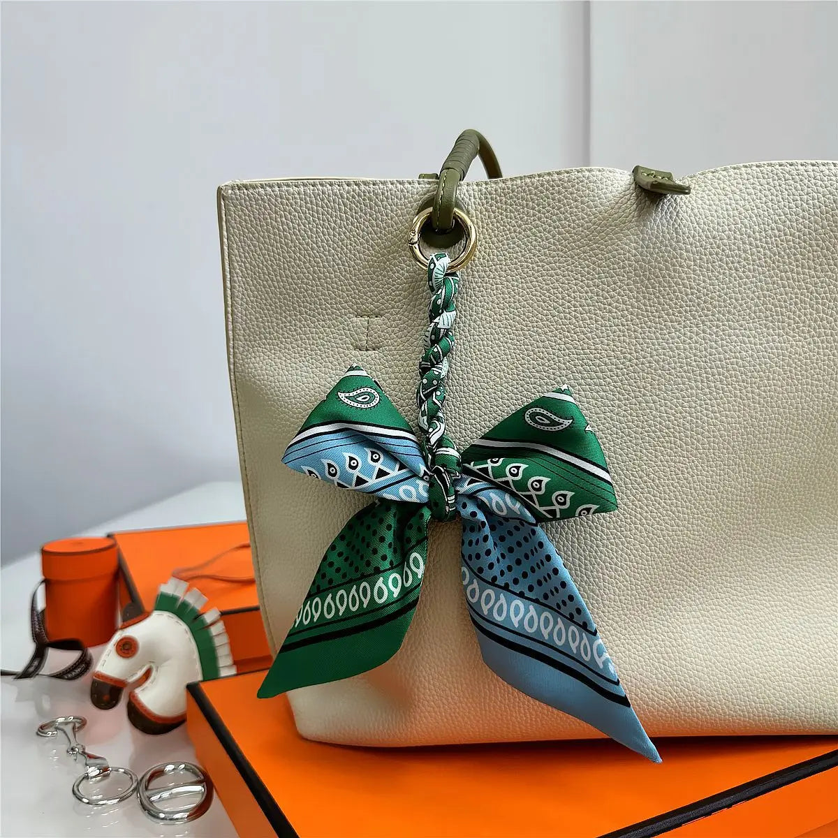 Portachiavi con sciarpa di seta intrecciata a mano, ciondolo con fiocco colorato, chiave decorativa per auto, portachiavi con nastro carino, accessori regalo per gli amici