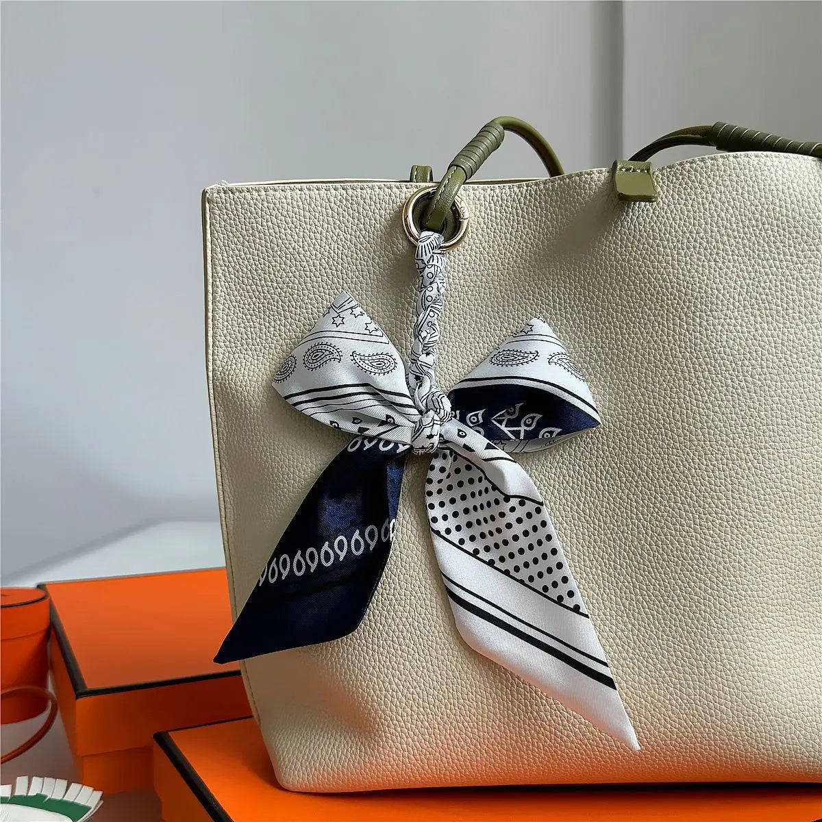 Portachiavi con sciarpa di seta intrecciata a mano, ciondolo con fiocco colorato, chiave decorativa per auto, portachiavi con nastro carino, accessori regalo per gli amici