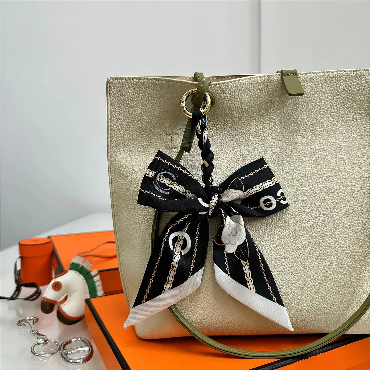 Portachiavi con sciarpa di seta intrecciata a mano, ciondolo con fiocco colorato, chiave decorativa per auto, portachiavi con nastro carino, accessori regalo per gli amici