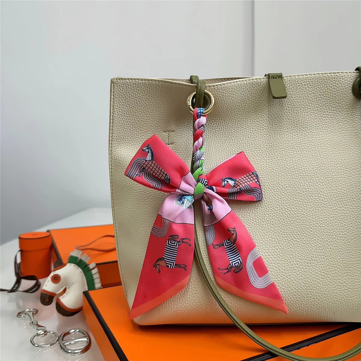 Portachiavi con sciarpa di seta intrecciata a mano, ciondolo con fiocco colorato, chiave decorativa per auto, portachiavi con nastro carino, accessori regalo per gli amici