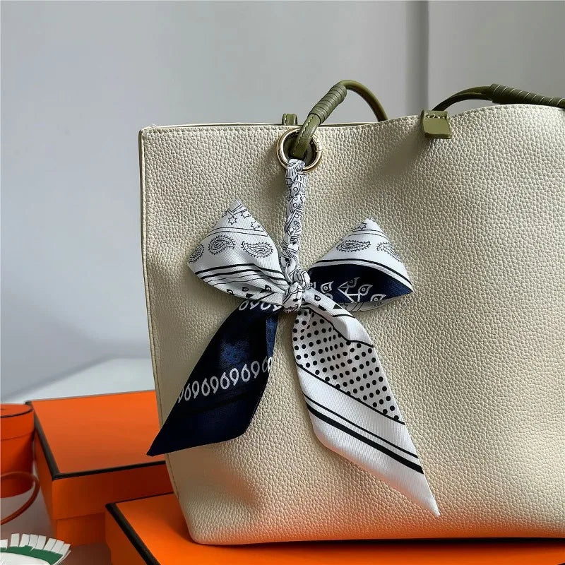 Portachiavi con sciarpa di seta intrecciata a mano, ciondolo con fiocco colorato, chiave decorativa per auto, portachiavi con nastro carino, accessori regalo per gli amici