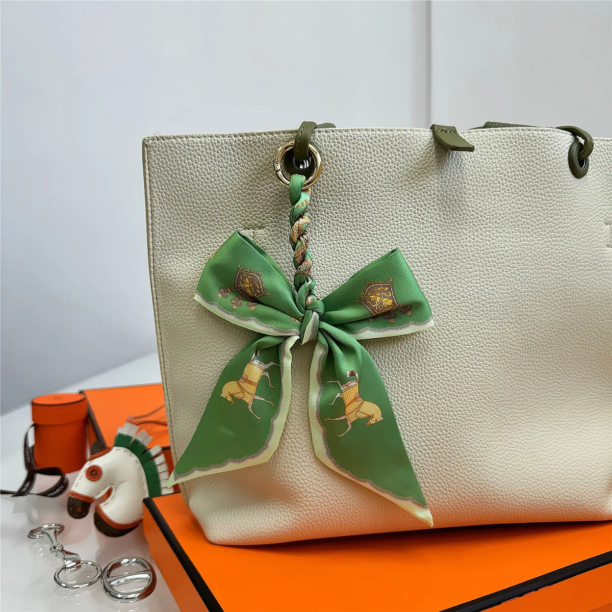 Portachiavi con sciarpa di seta intrecciata a mano, ciondolo con fiocco colorato, chiave decorativa per auto, portachiavi con nastro carino, accessori regalo per gli amici