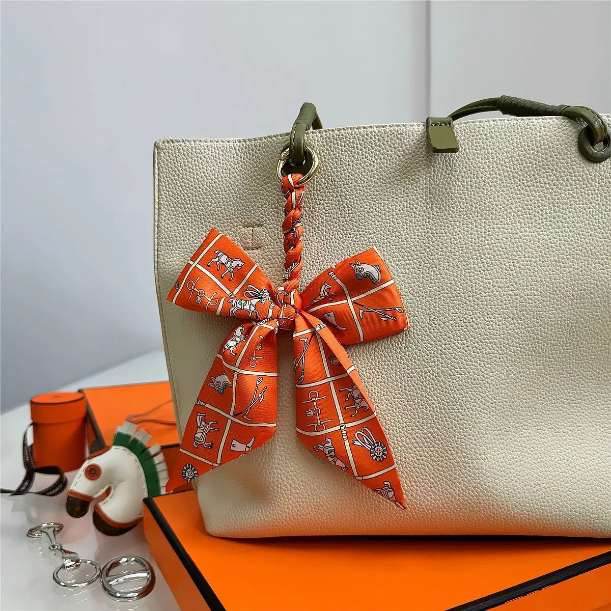 Portachiavi con sciarpa di seta intrecciata a mano, ciondolo con fiocco colorato, chiave decorativa per auto, portachiavi con nastro carino, accessori regalo per gli amici