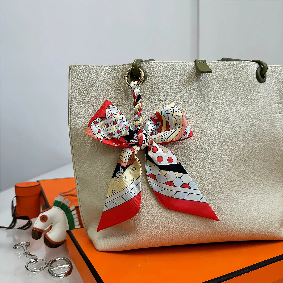 Portachiavi con sciarpa di seta intrecciata a mano, ciondolo con fiocco colorato, chiave decorativa per auto, portachiavi con nastro carino, accessori regalo per gli amici