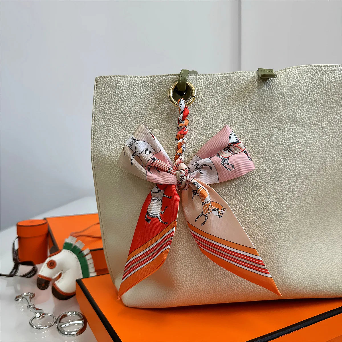 Portachiavi con sciarpa di seta intrecciata a mano, ciondolo con fiocco colorato, chiave decorativa per auto, portachiavi con nastro carino, accessori regalo per gli amici