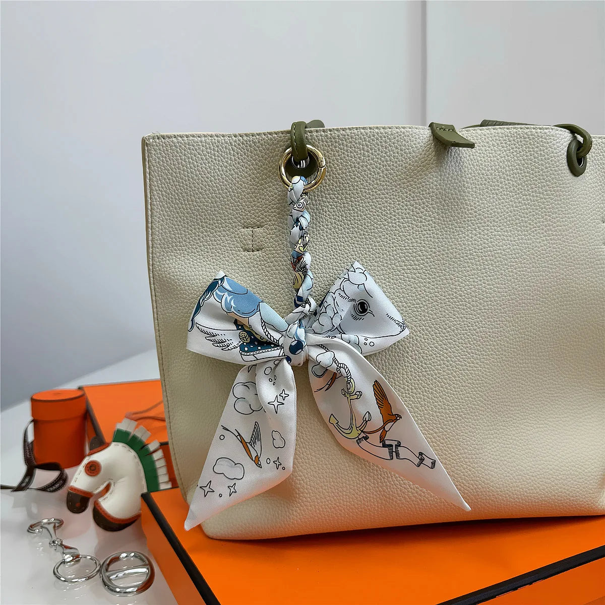 Portachiavi con sciarpa di seta intrecciata a mano, ciondolo con fiocco colorato, chiave decorativa per auto, portachiavi con nastro carino, accessori regalo per gli amici