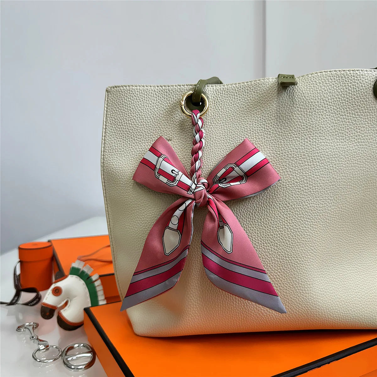 Portachiavi con sciarpa di seta intrecciata a mano, ciondolo con fiocco colorato, chiave decorativa per auto, portachiavi con nastro carino, accessori regalo per gli amici