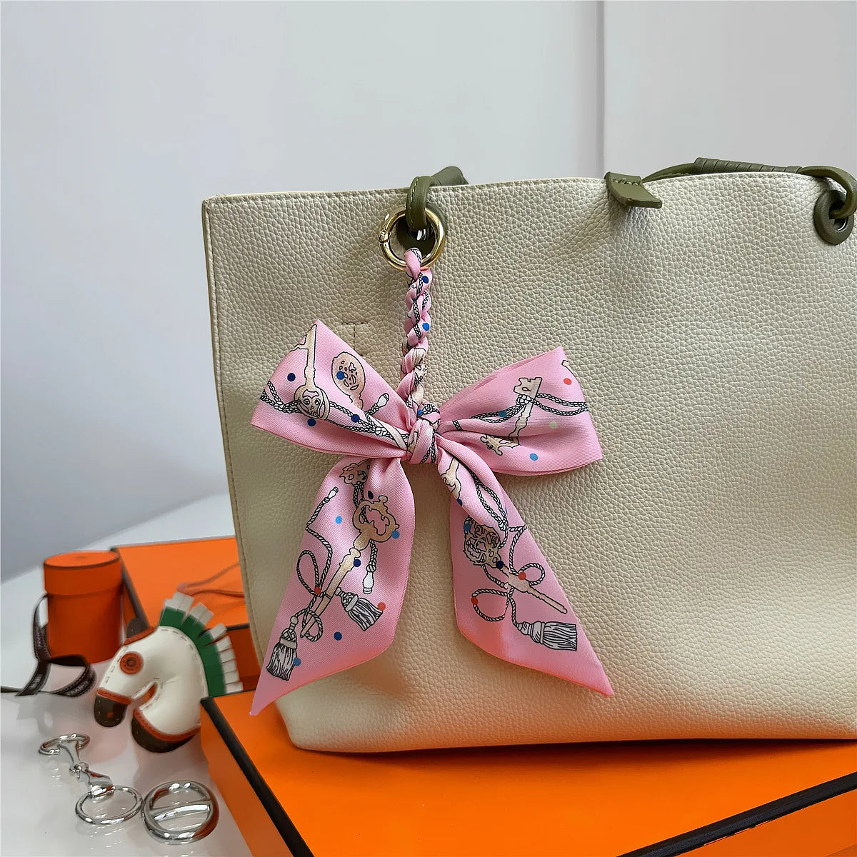 Portachiavi con sciarpa di seta intrecciata a mano, ciondolo con fiocco colorato, chiave decorativa per auto, portachiavi con nastro carino, accessori regalo per gli amici