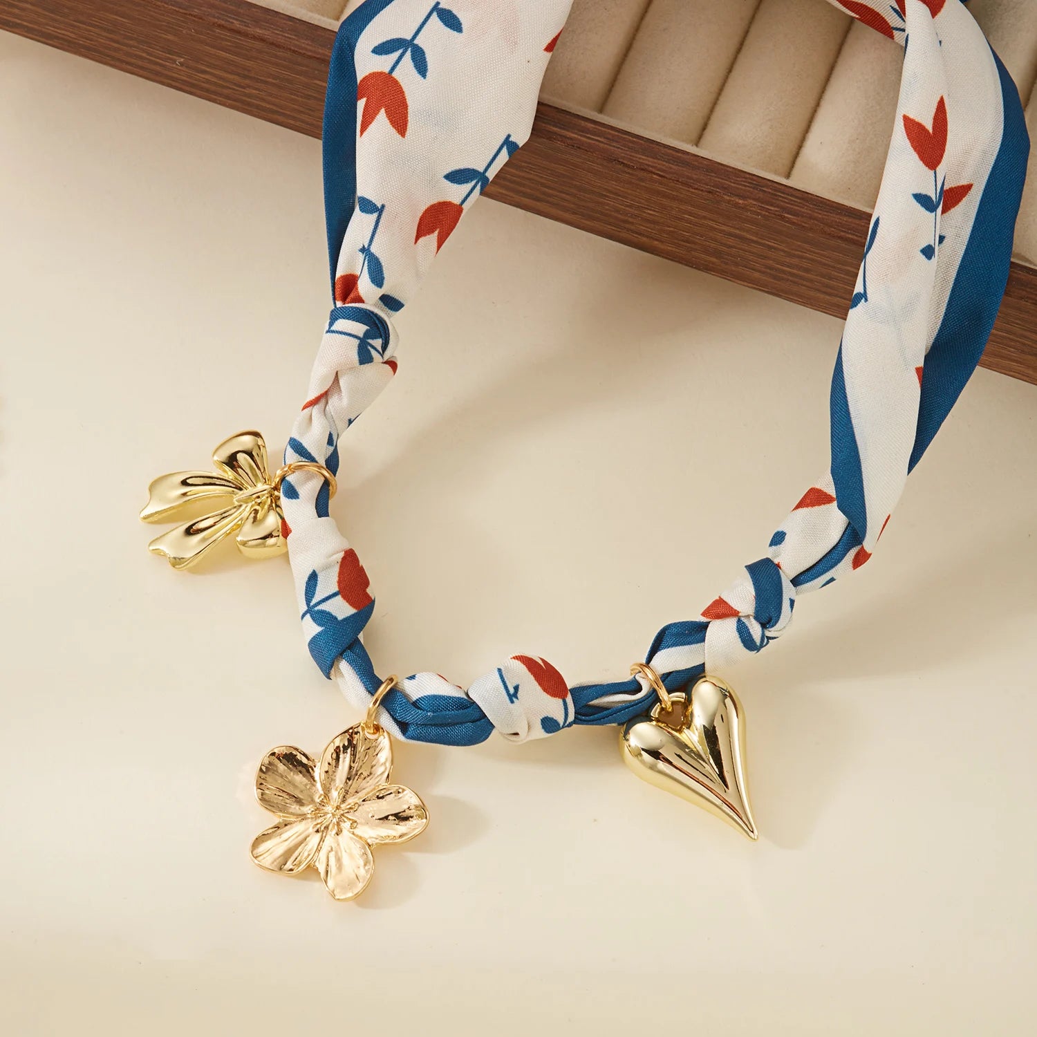 collana bandana con ciondoli