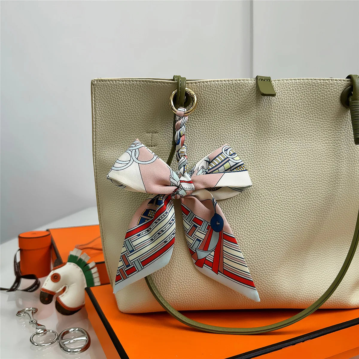 Portachiavi con sciarpa di seta intrecciata a mano, ciondolo con fiocco colorato, chiave decorativa per auto, portachiavi con nastro carino, accessori regalo per gli amici