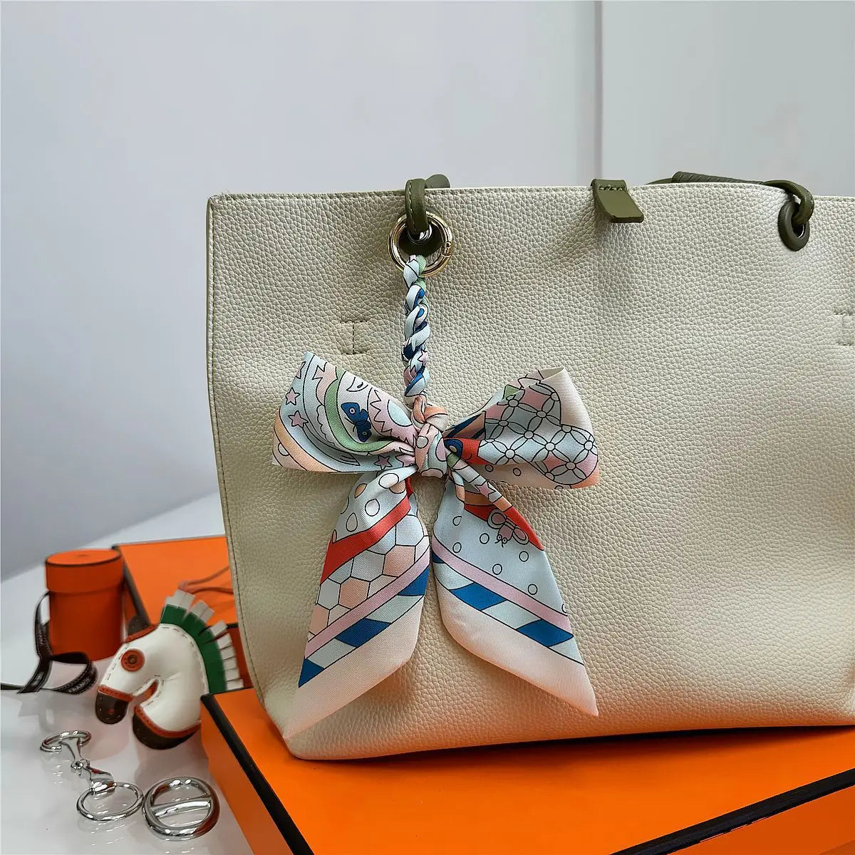 Portachiavi con sciarpa di seta intrecciata a mano, ciondolo con fiocco colorato, chiave decorativa per auto, portachiavi con nastro carino, accessori regalo per gli amici