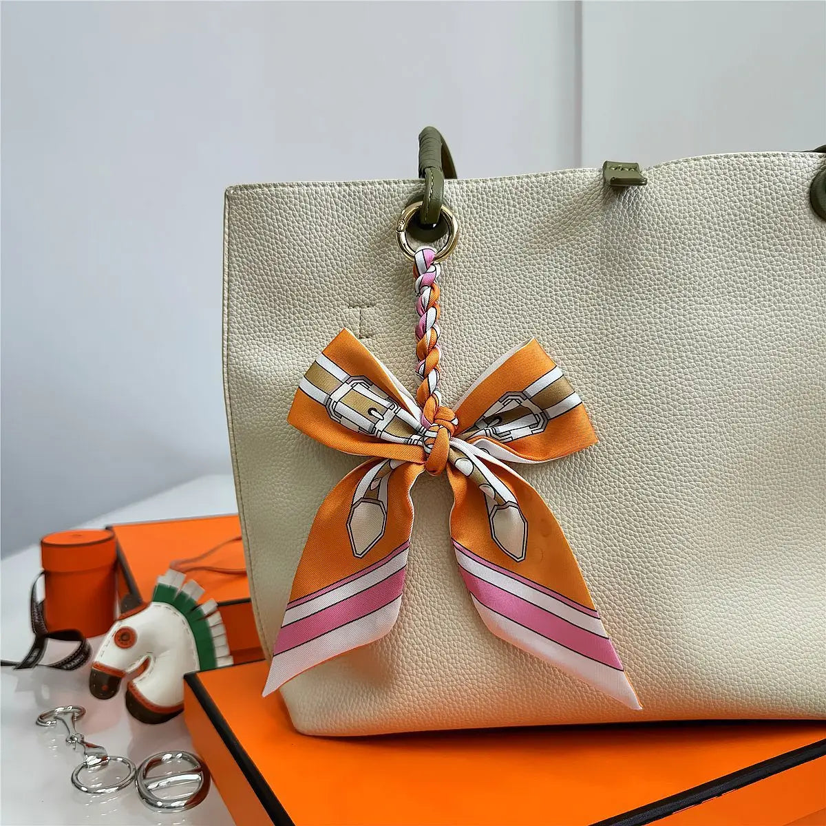 Portachiavi con sciarpa di seta intrecciata a mano, ciondolo con fiocco colorato, chiave decorativa per auto, portachiavi con nastro carino, accessori regalo per gli amici