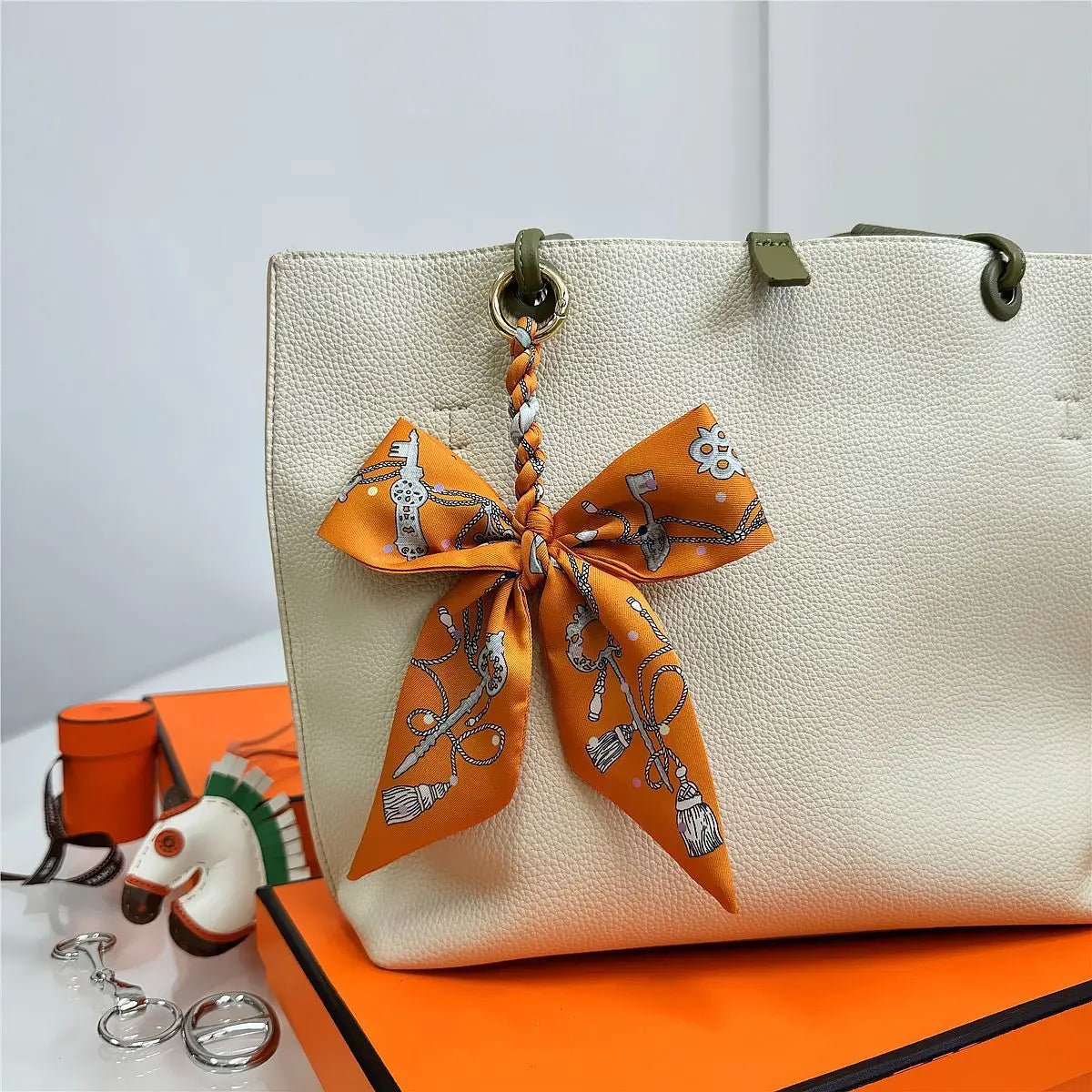 Portachiavi con sciarpa di seta intrecciata a mano, ciondolo con fiocco colorato, chiave decorativa per auto, portachiavi con nastro carino, accessori regalo per gli amici