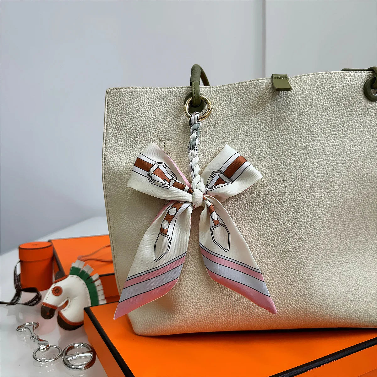 Portachiavi con sciarpa di seta intrecciata a mano, ciondolo con fiocco colorato, chiave decorativa per auto, portachiavi con nastro carino, accessori regalo per gli amici