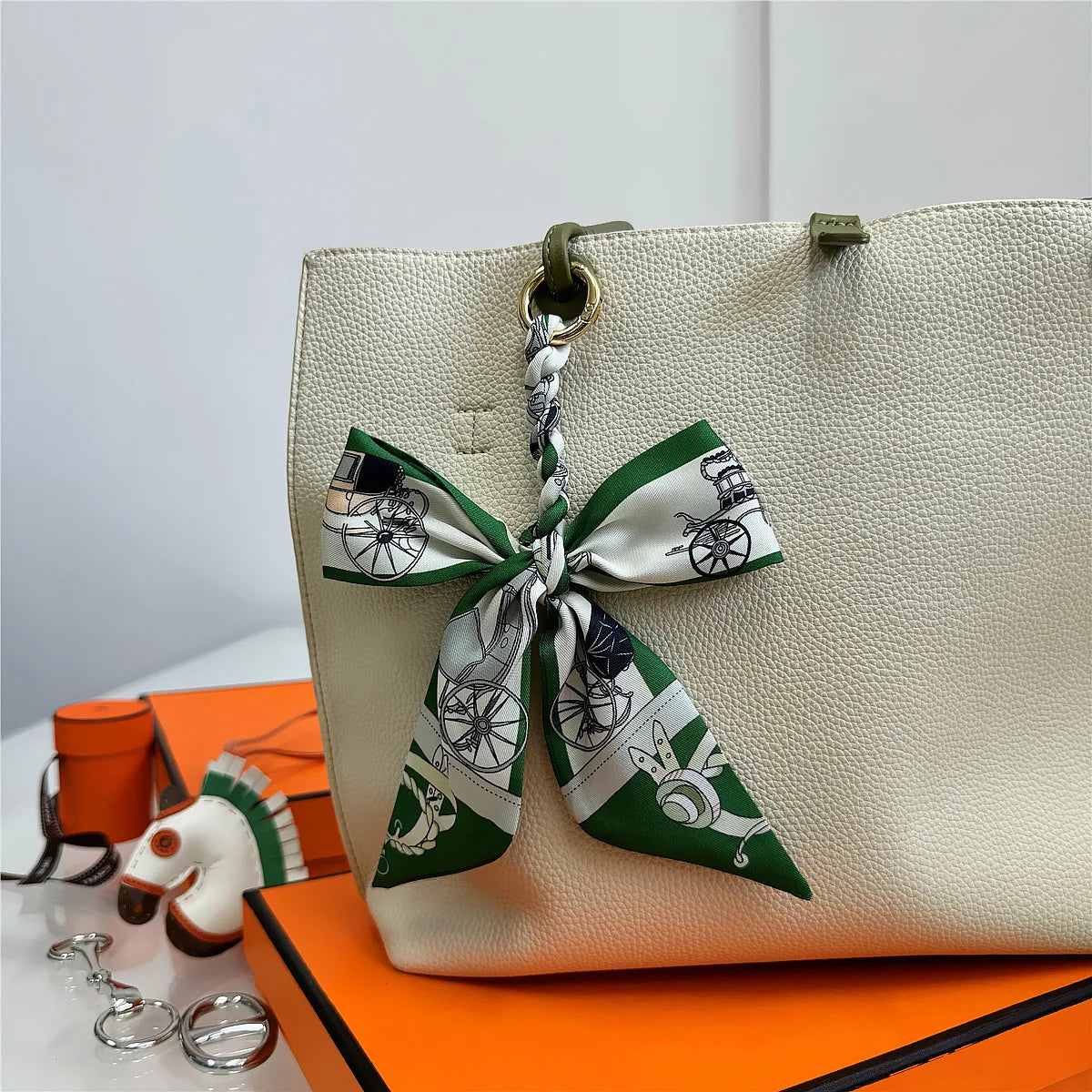 Portachiavi con sciarpa di seta intrecciata a mano, ciondolo con fiocco colorato, chiave decorativa per auto, portachiavi con nastro carino, accessori regalo per gli amici
