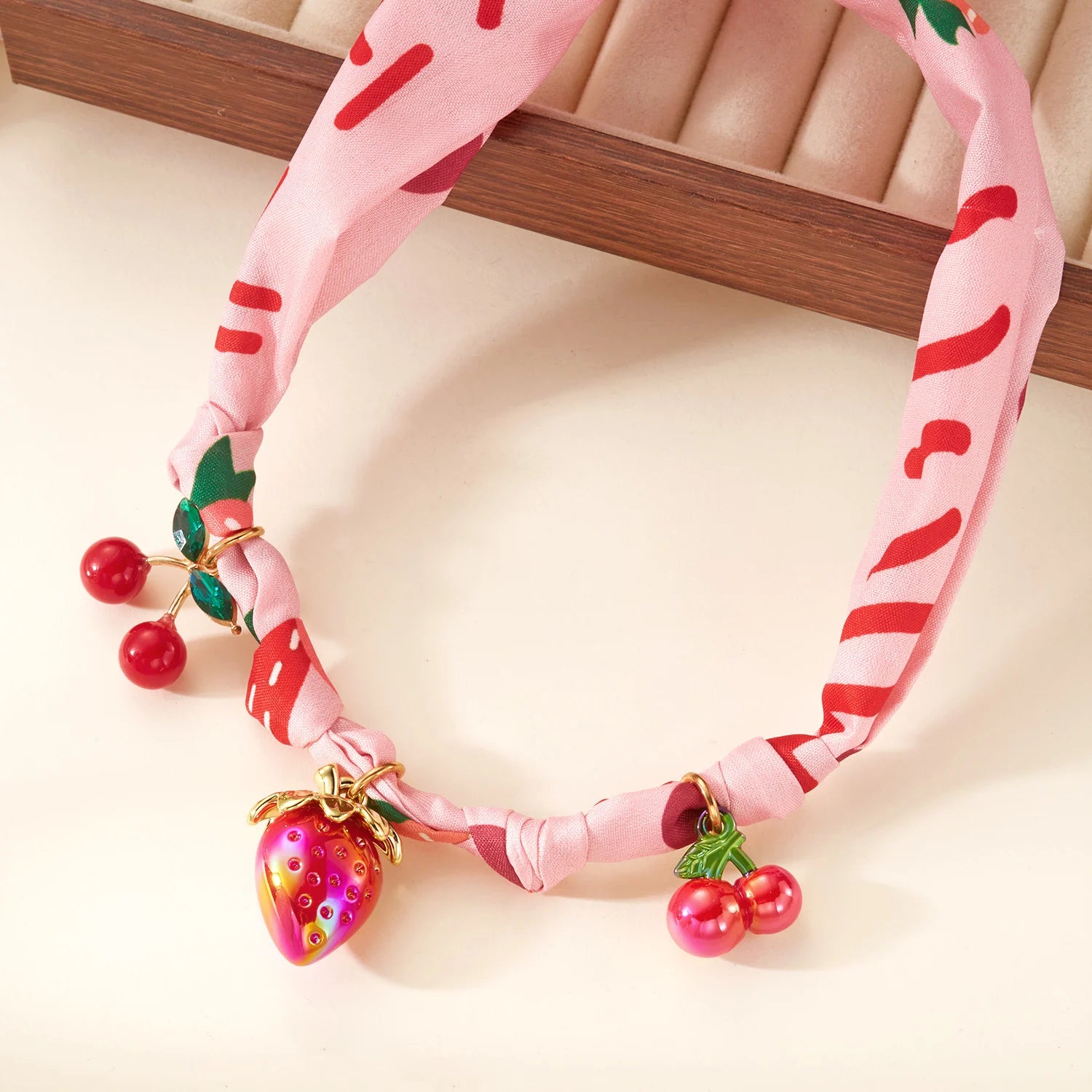 collana bandana con ciondoli