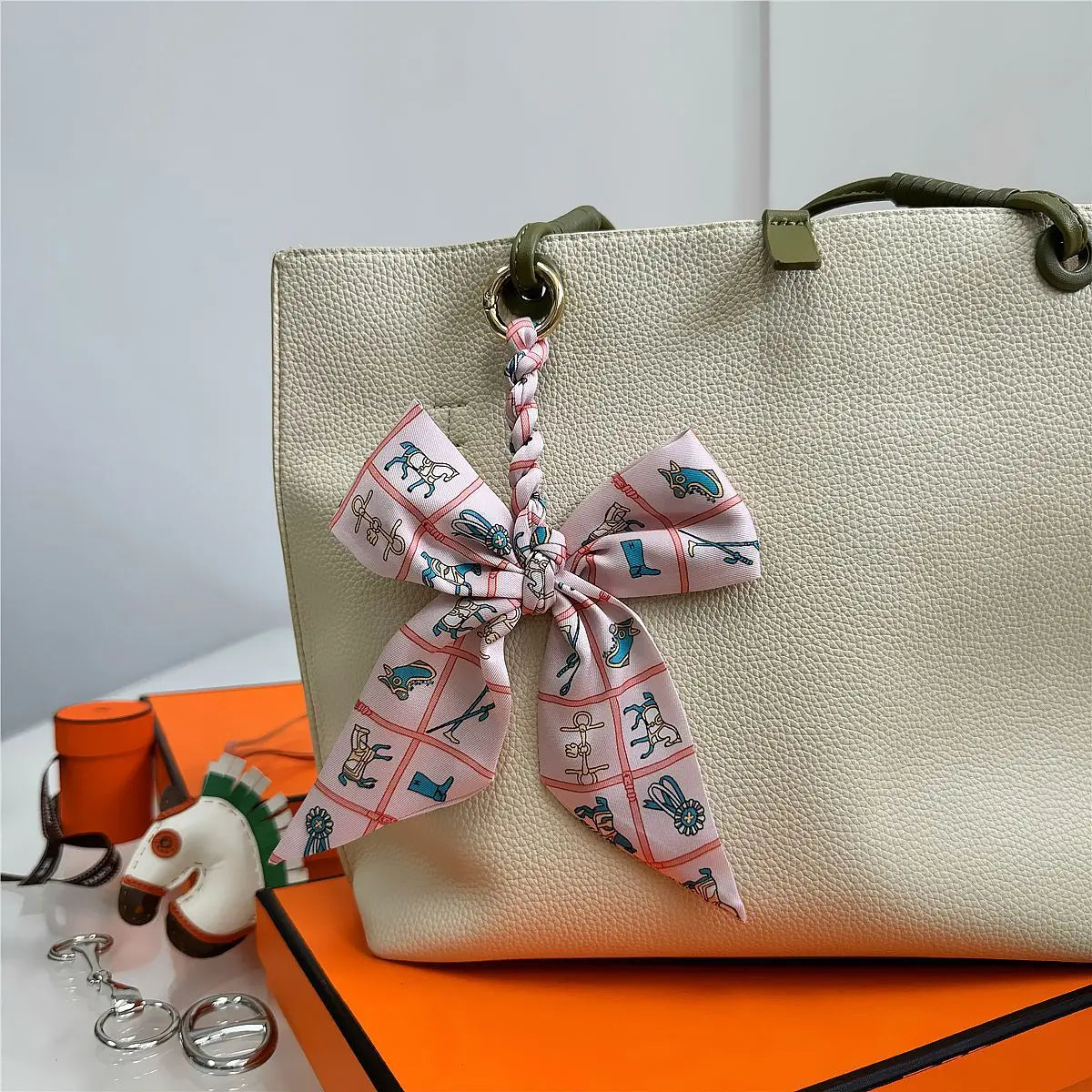 Portachiavi con sciarpa di seta intrecciata a mano, ciondolo con fiocco colorato, chiave decorativa per auto, portachiavi con nastro carino, accessori regalo per gli amici