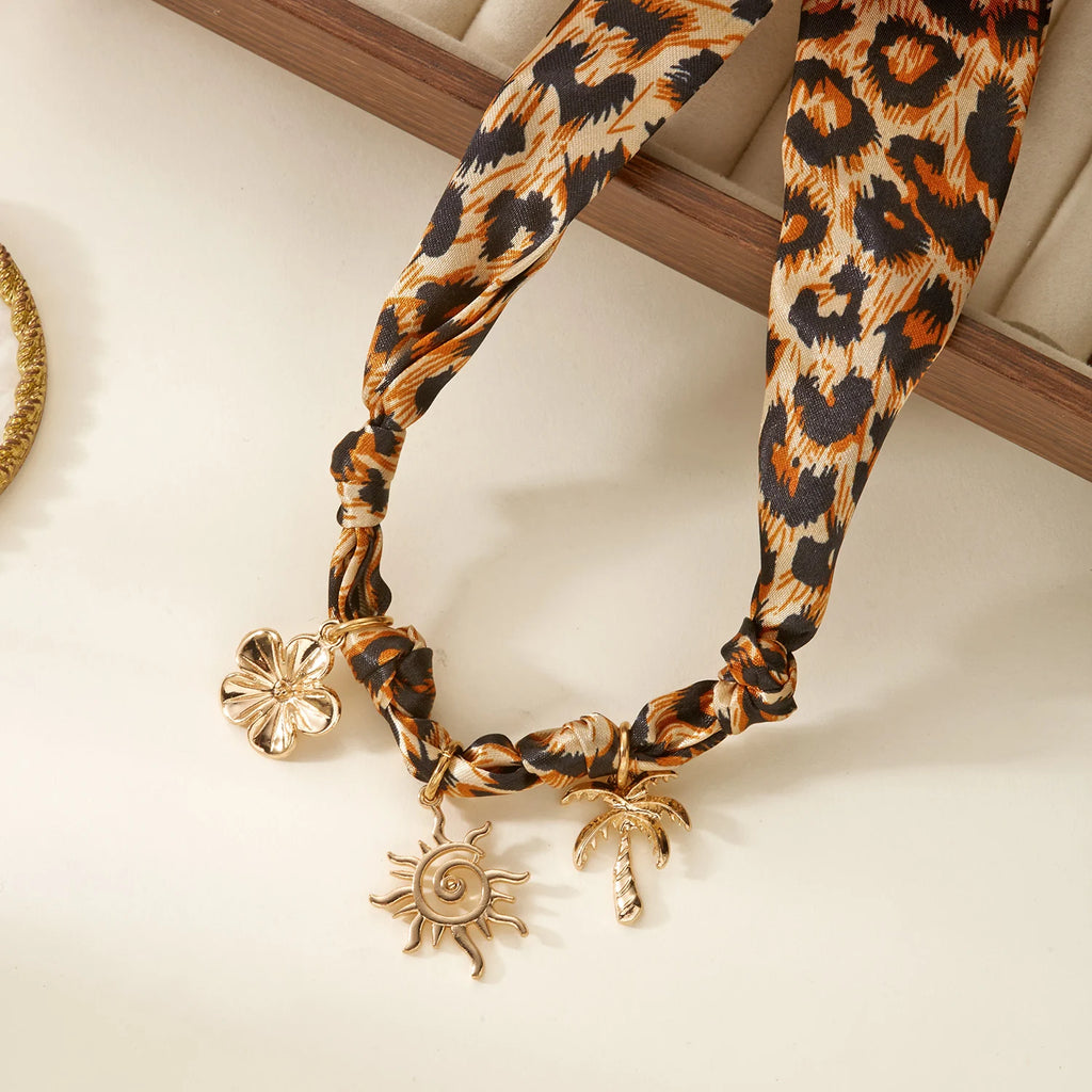 collana bandana con ciondoli