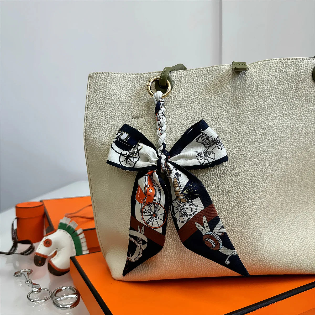 Portachiavi con sciarpa di seta intrecciata a mano, ciondolo con fiocco colorato, chiave decorativa per auto, portachiavi con nastro carino, accessori regalo per gli amici