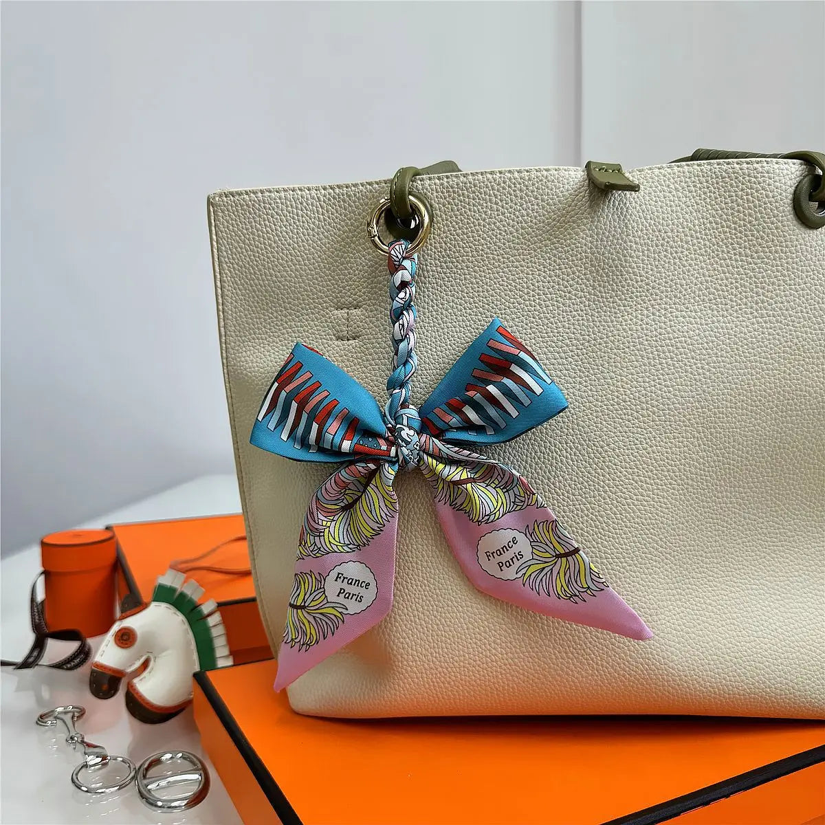 Portachiavi con sciarpa di seta intrecciata a mano, ciondolo con fiocco colorato, chiave decorativa per auto, portachiavi con nastro carino, accessori regalo per gli amici