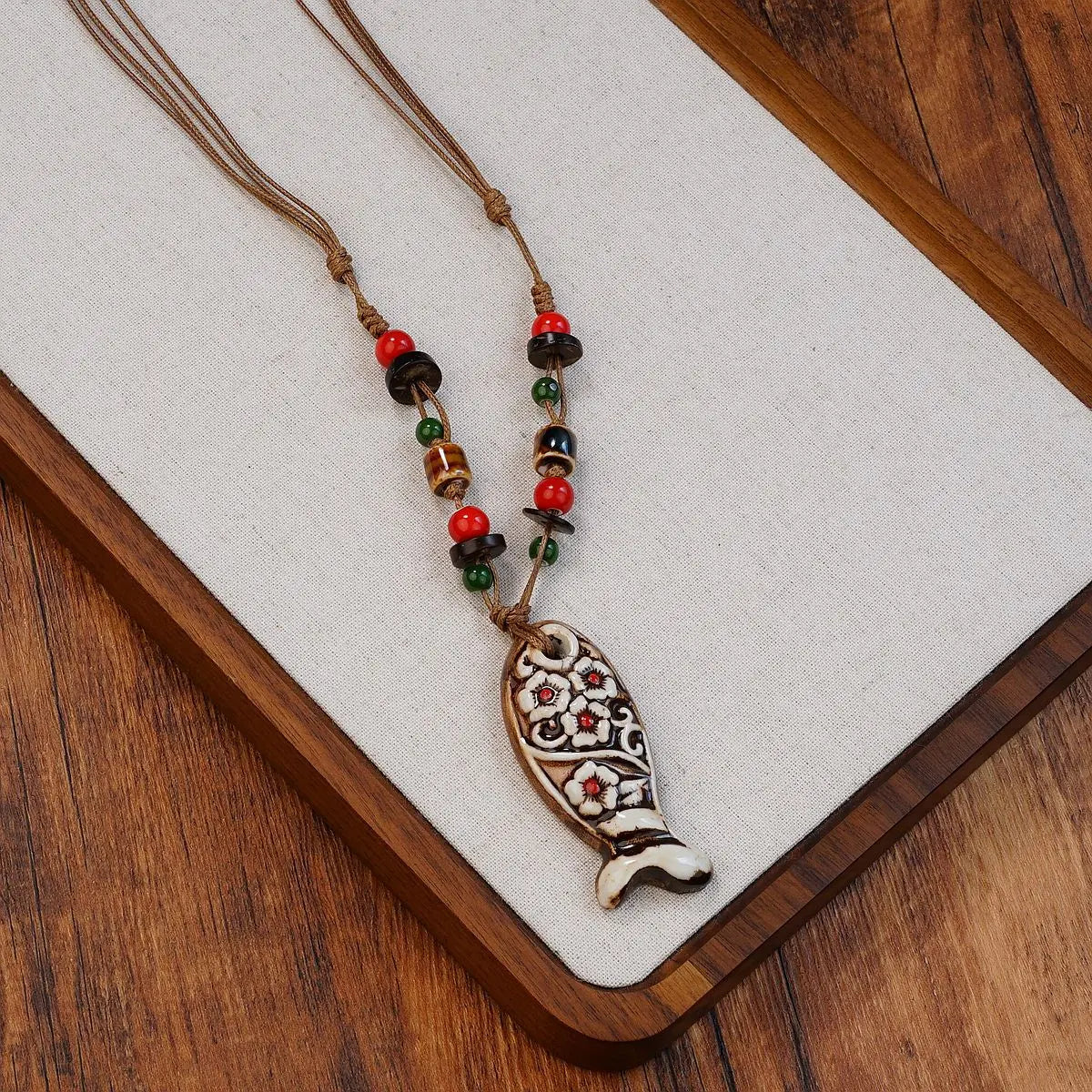 Collane con ciondolo a forma di pesce in ceramica dipinte a mano, serie unica, collane lunghe alla moda con ciondolo a piccolo pesce, confezione personalizzata