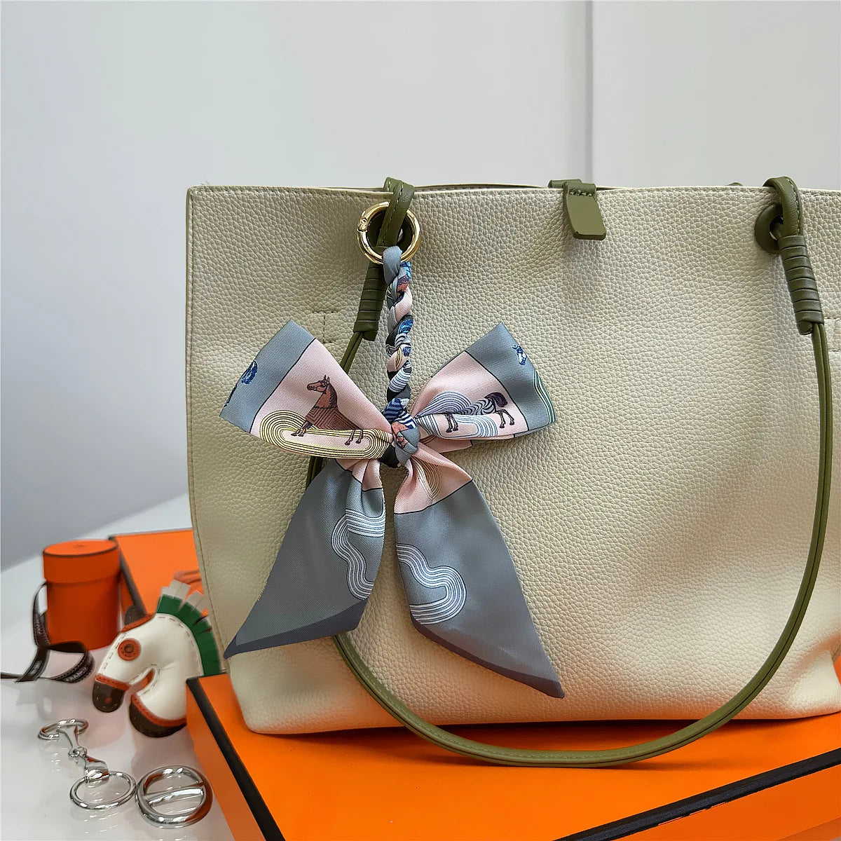 Portachiavi con sciarpa di seta intrecciata a mano, ciondolo con fiocco colorato, chiave decorativa per auto, portachiavi con nastro carino, accessori regalo per gli amici