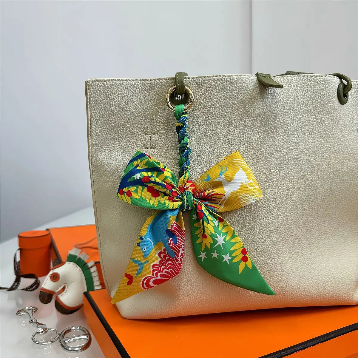 Portachiavi con sciarpa di seta intrecciata a mano, ciondolo con fiocco colorato, chiave decorativa per auto, portachiavi con nastro carino, accessori regalo per gli amici