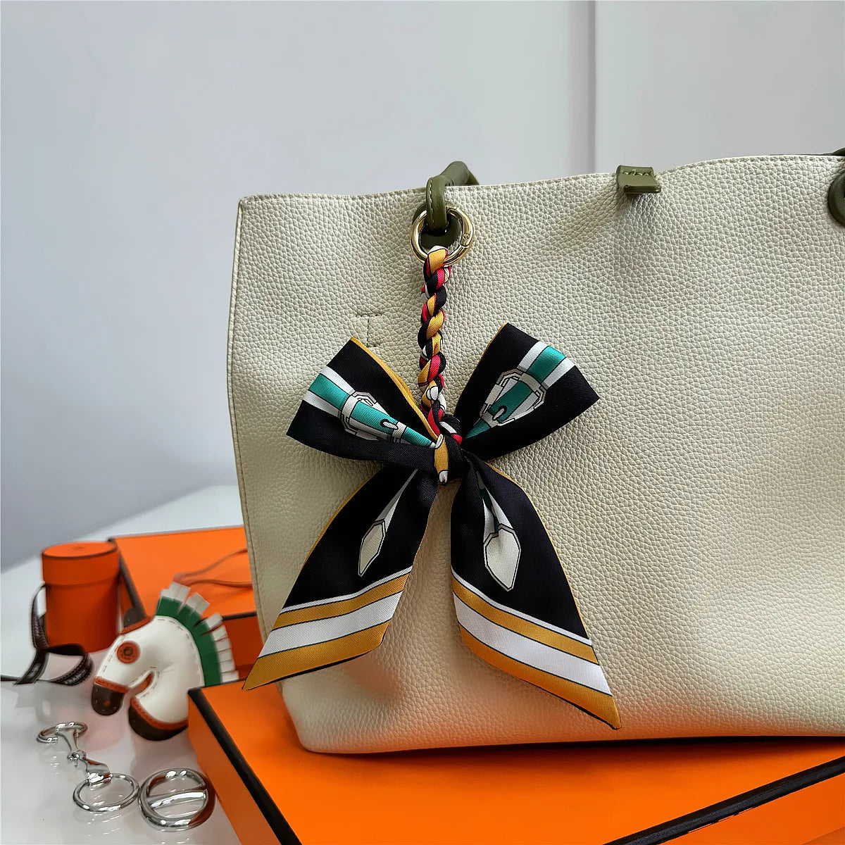 Portachiavi con sciarpa di seta intrecciata a mano, ciondolo con fiocco colorato, chiave decorativa per auto, portachiavi con nastro carino, accessori regalo per gli amici