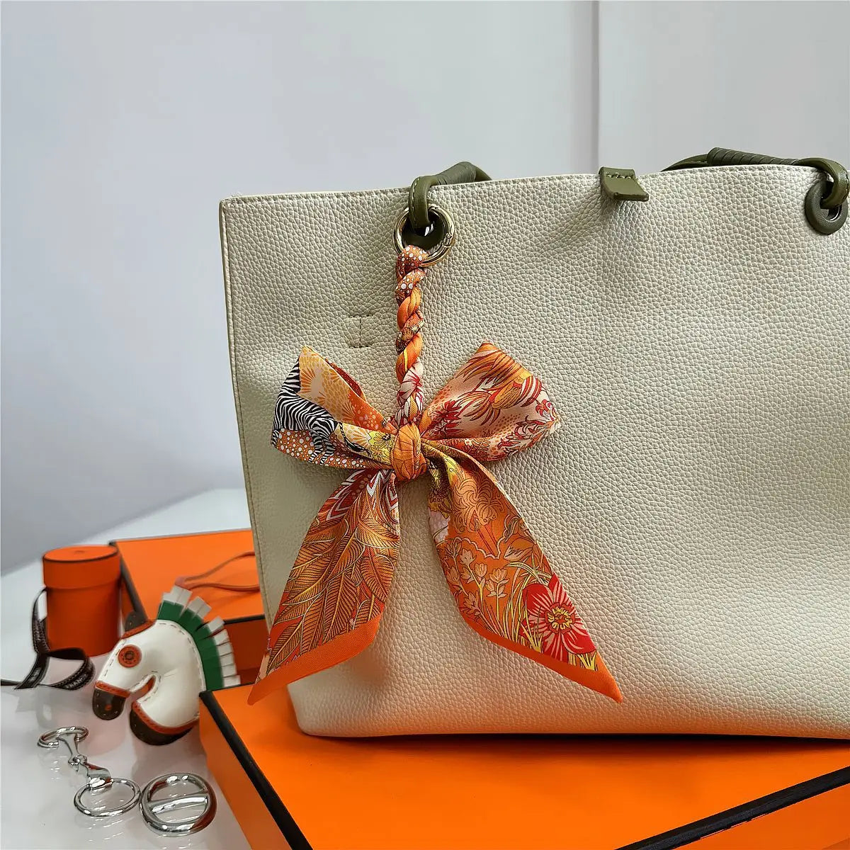 Portachiavi con sciarpa di seta intrecciata a mano, ciondolo con fiocco colorato, chiave decorativa per auto, portachiavi con nastro carino, accessori regalo per gli amici