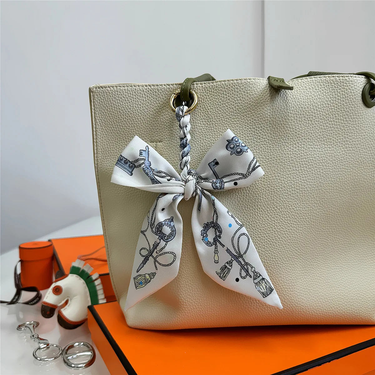 Portachiavi con sciarpa di seta intrecciata a mano, ciondolo con fiocco colorato, chiave decorativa per auto, portachiavi con nastro carino, accessori regalo per gli amici