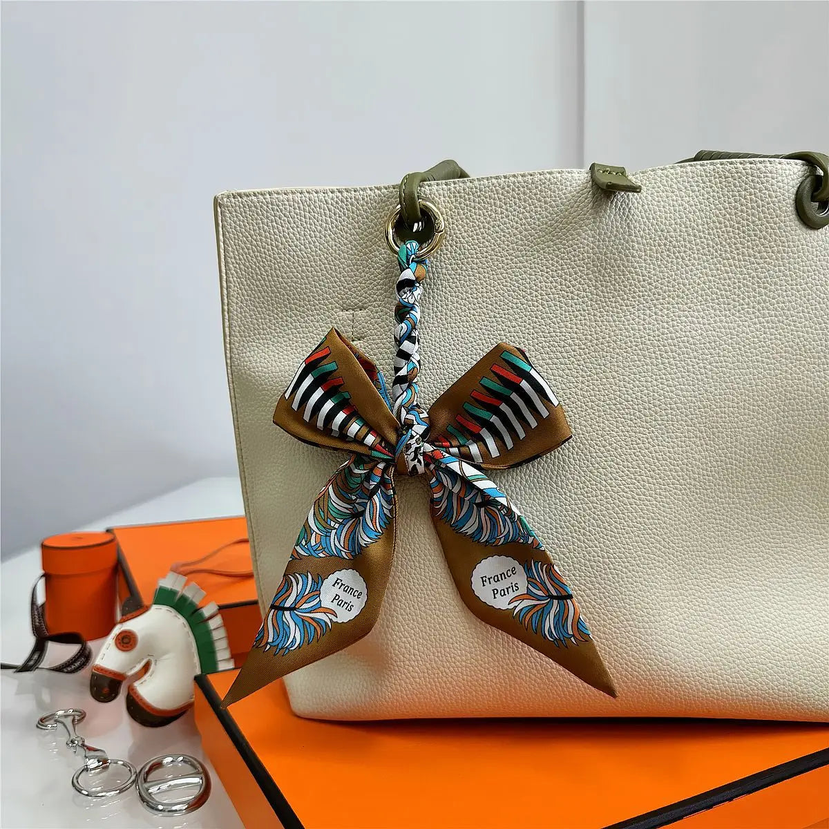 Portachiavi con sciarpa di seta intrecciata a mano, ciondolo con fiocco colorato, chiave decorativa per auto, portachiavi con nastro carino, accessori regalo per gli amici