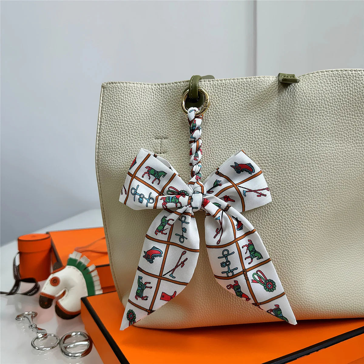 Portachiavi con sciarpa di seta intrecciata a mano, ciondolo con fiocco colorato, chiave decorativa per auto, portachiavi con nastro carino, accessori regalo per gli amici