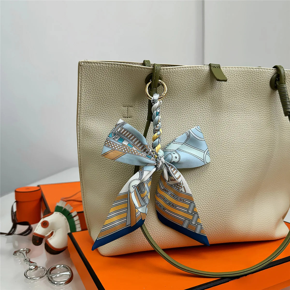 Portachiavi con sciarpa di seta intrecciata a mano, ciondolo con fiocco colorato, chiave decorativa per auto, portachiavi con nastro carino, accessori regalo per gli amici