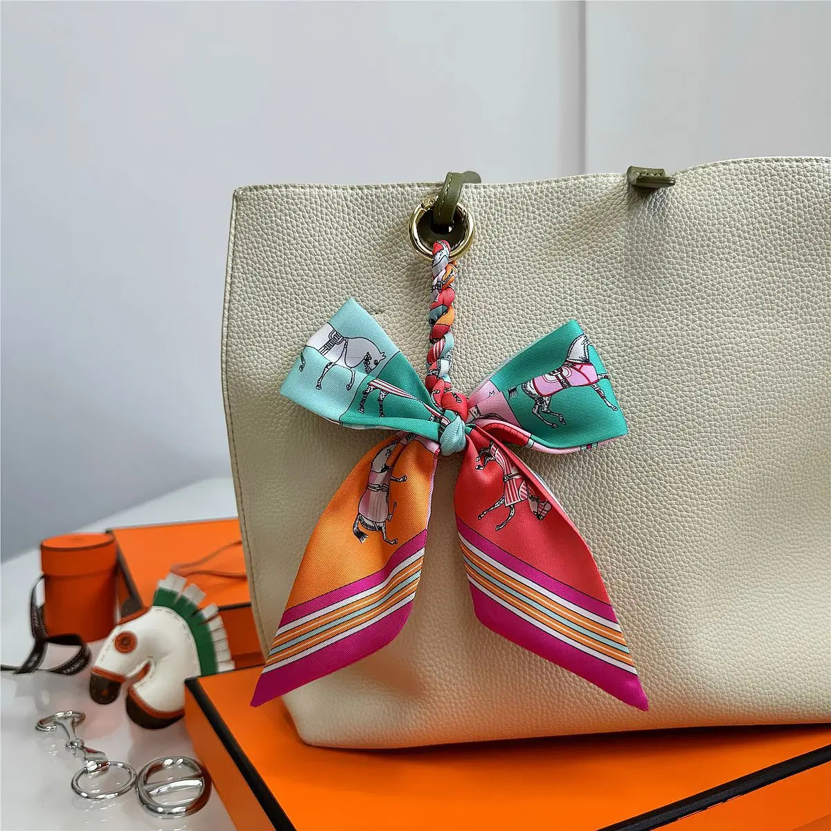 Portachiavi con sciarpa di seta intrecciata a mano, ciondolo con fiocco colorato, chiave decorativa per auto, portachiavi con nastro carino, accessori regalo per gli amici