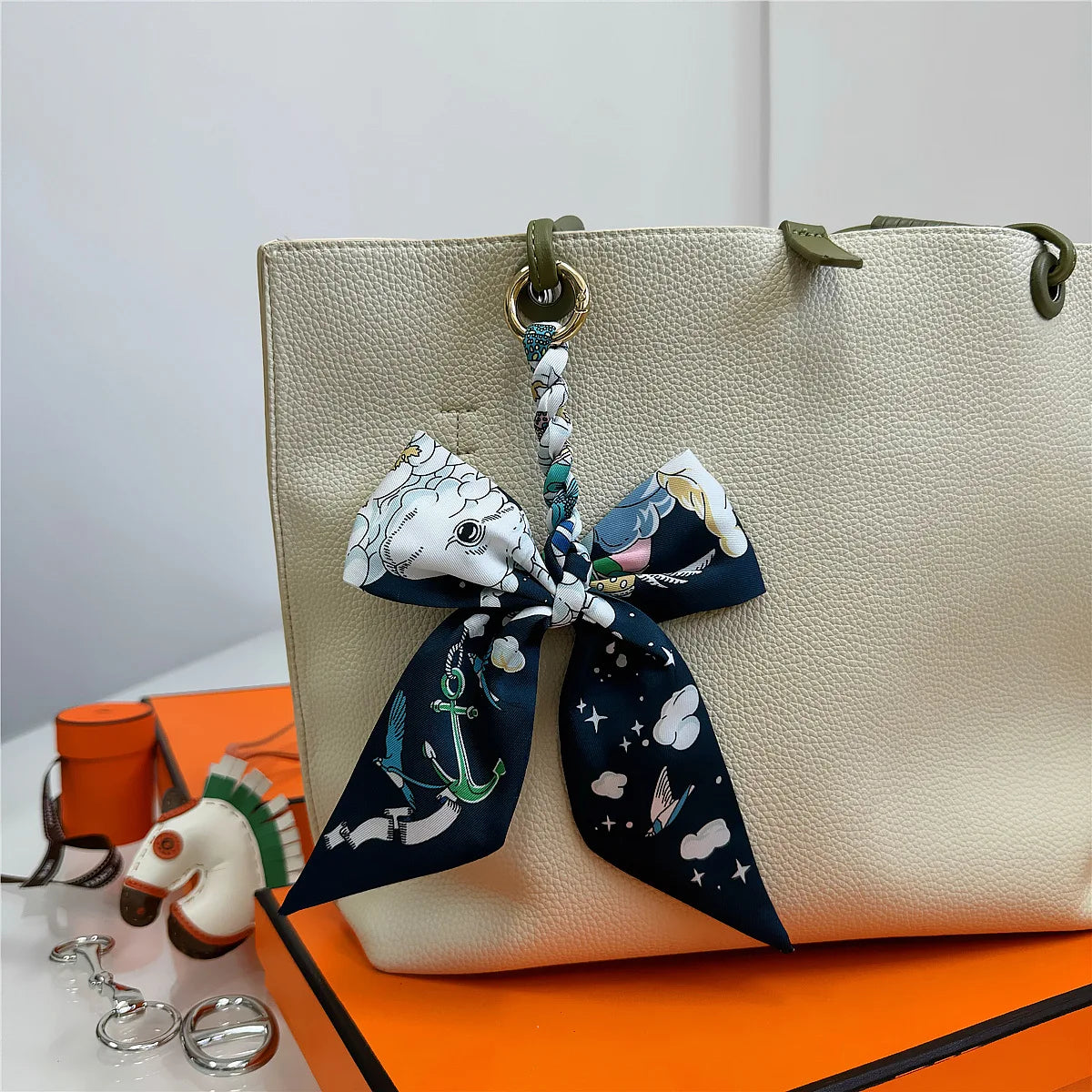 Portachiavi con sciarpa di seta intrecciata a mano, ciondolo con fiocco colorato, chiave decorativa per auto, portachiavi con nastro carino, accessori regalo per gli amici