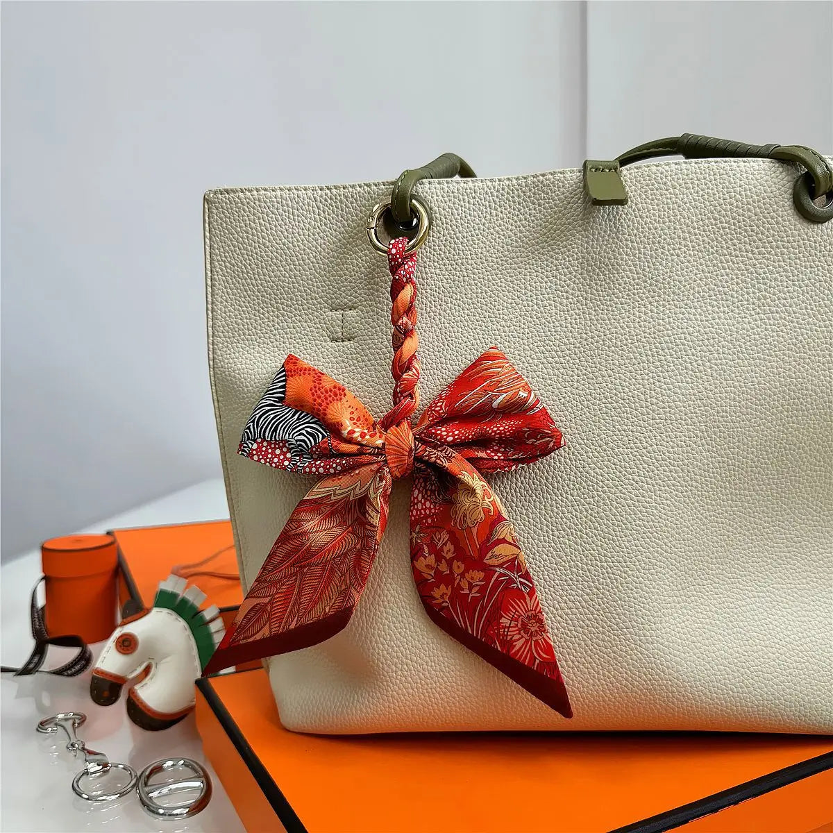 Portachiavi con sciarpa di seta intrecciata a mano, ciondolo con fiocco colorato, chiave decorativa per auto, portachiavi con nastro carino, accessori regalo per gli amici