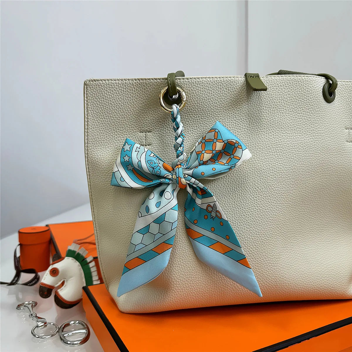 Portachiavi con sciarpa di seta intrecciata a mano, ciondolo con fiocco colorato, chiave decorativa per auto, portachiavi con nastro carino, accessori regalo per gli amici