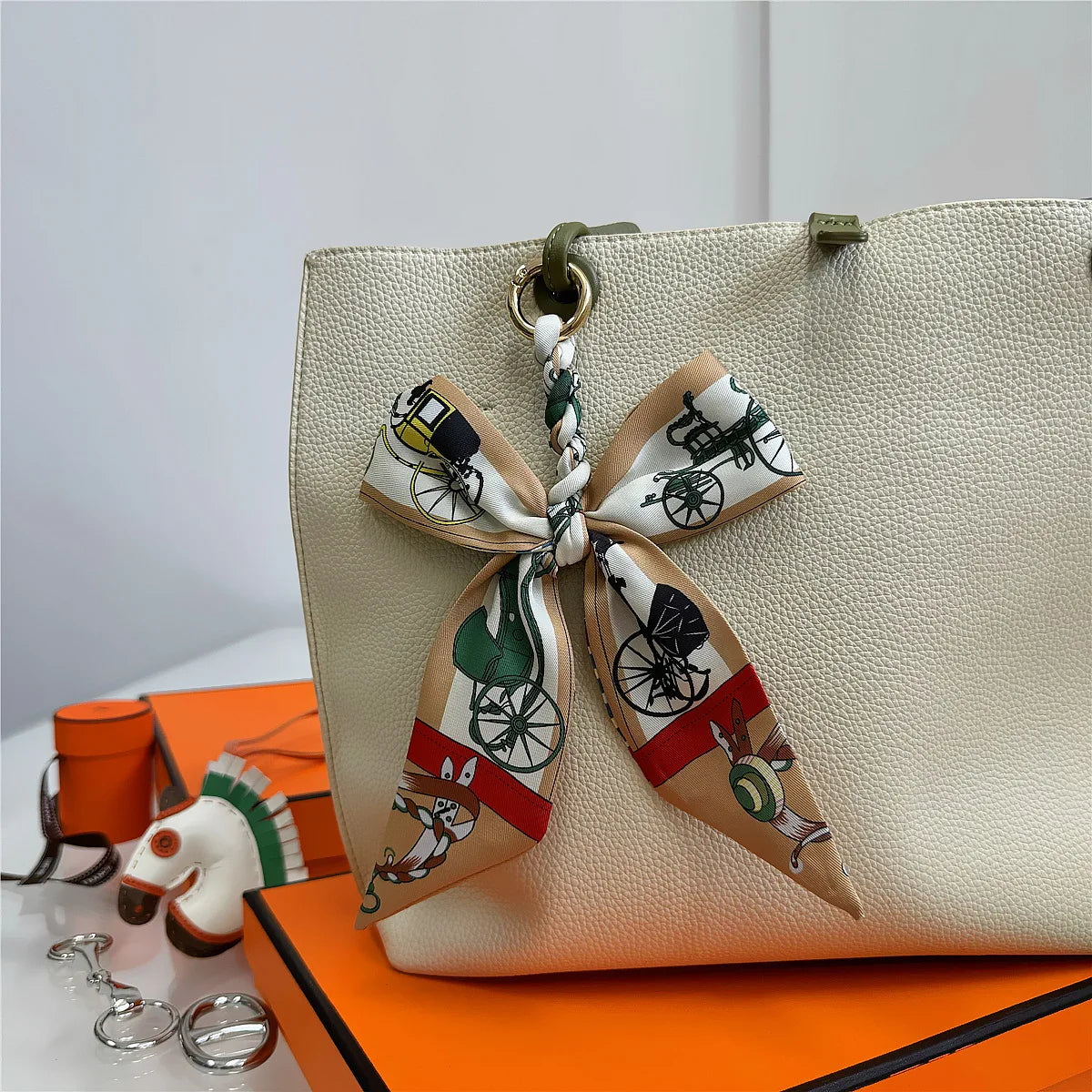 Portachiavi con sciarpa di seta intrecciata a mano, ciondolo con fiocco colorato, chiave decorativa per auto, portachiavi con nastro carino, accessori regalo per gli amici