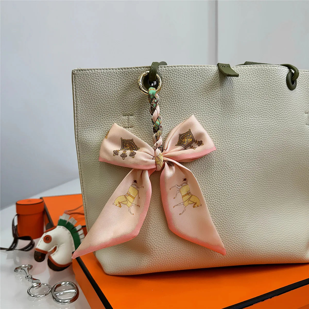 Portachiavi con sciarpa di seta intrecciata a mano, ciondolo con fiocco colorato, chiave decorativa per auto, portachiavi con nastro carino, accessori regalo per gli amici