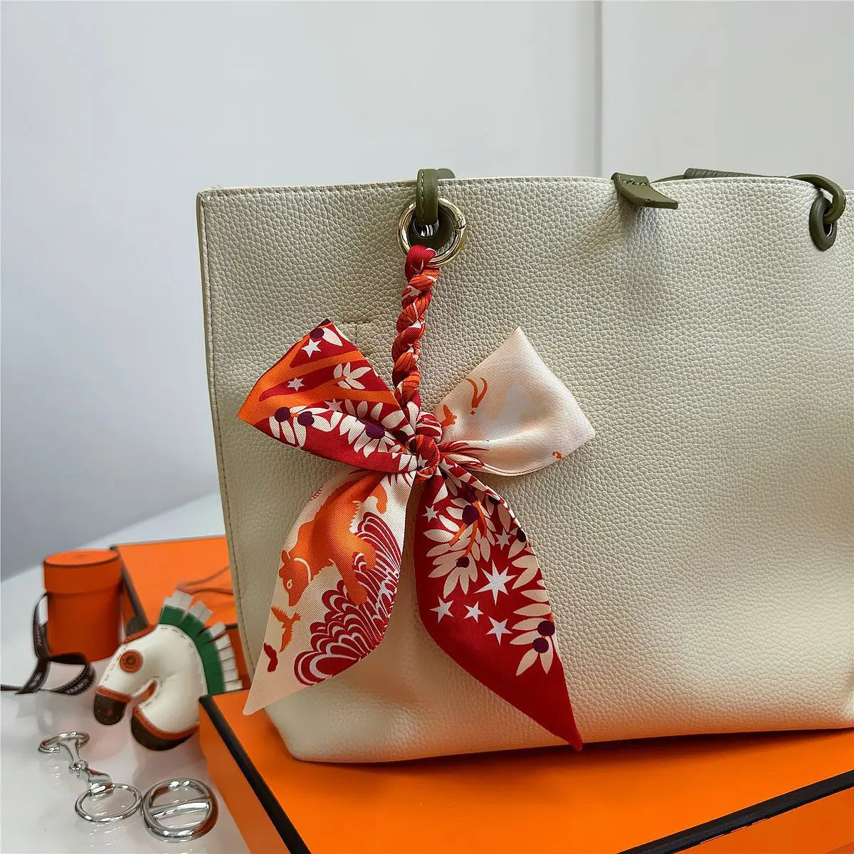 Portachiavi con sciarpa di seta intrecciata a mano, ciondolo con fiocco colorato, chiave decorativa per auto, portachiavi con nastro carino, accessori regalo per gli amici