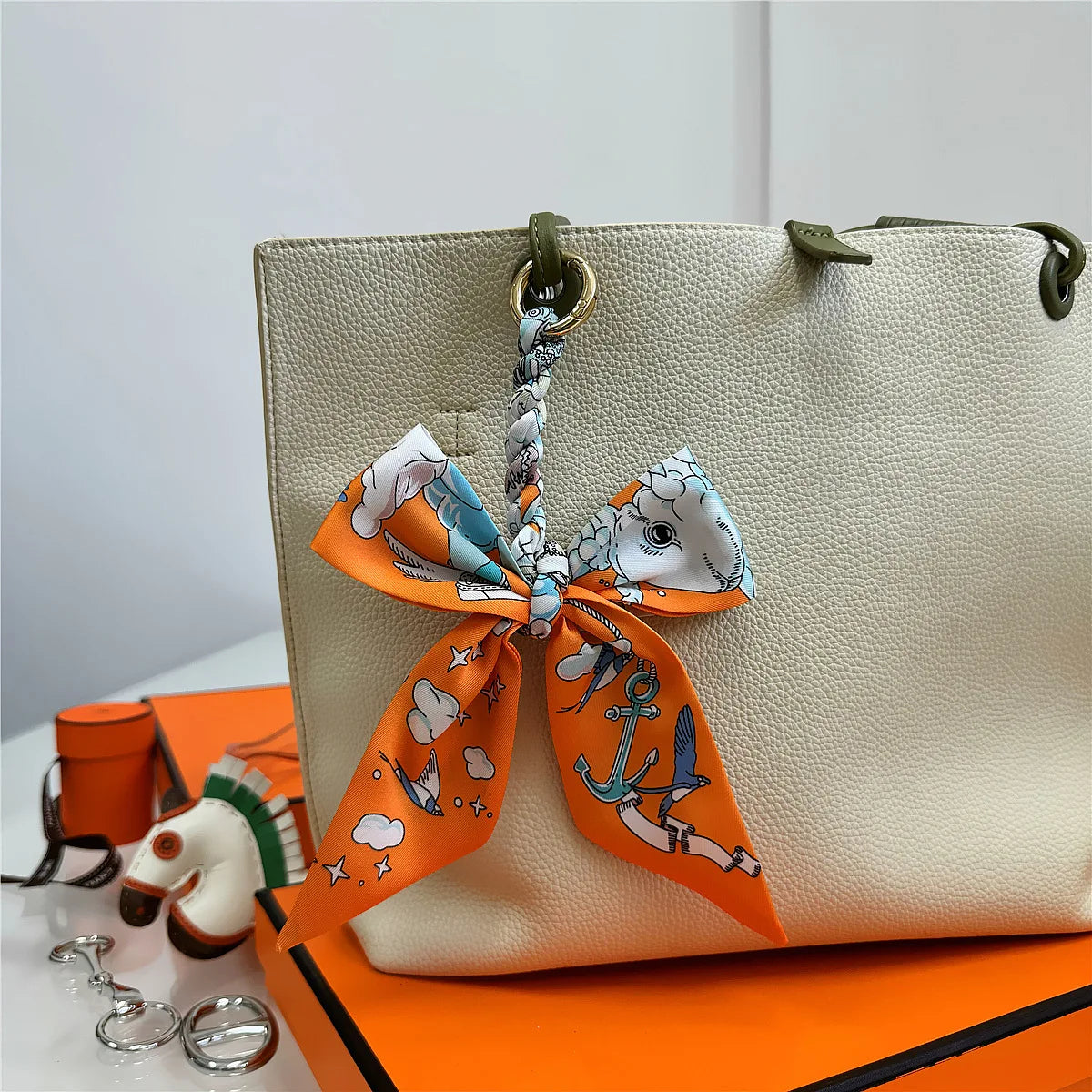 Portachiavi con sciarpa di seta intrecciata a mano, ciondolo con fiocco colorato, chiave decorativa per auto, portachiavi con nastro carino, accessori regalo per gli amici