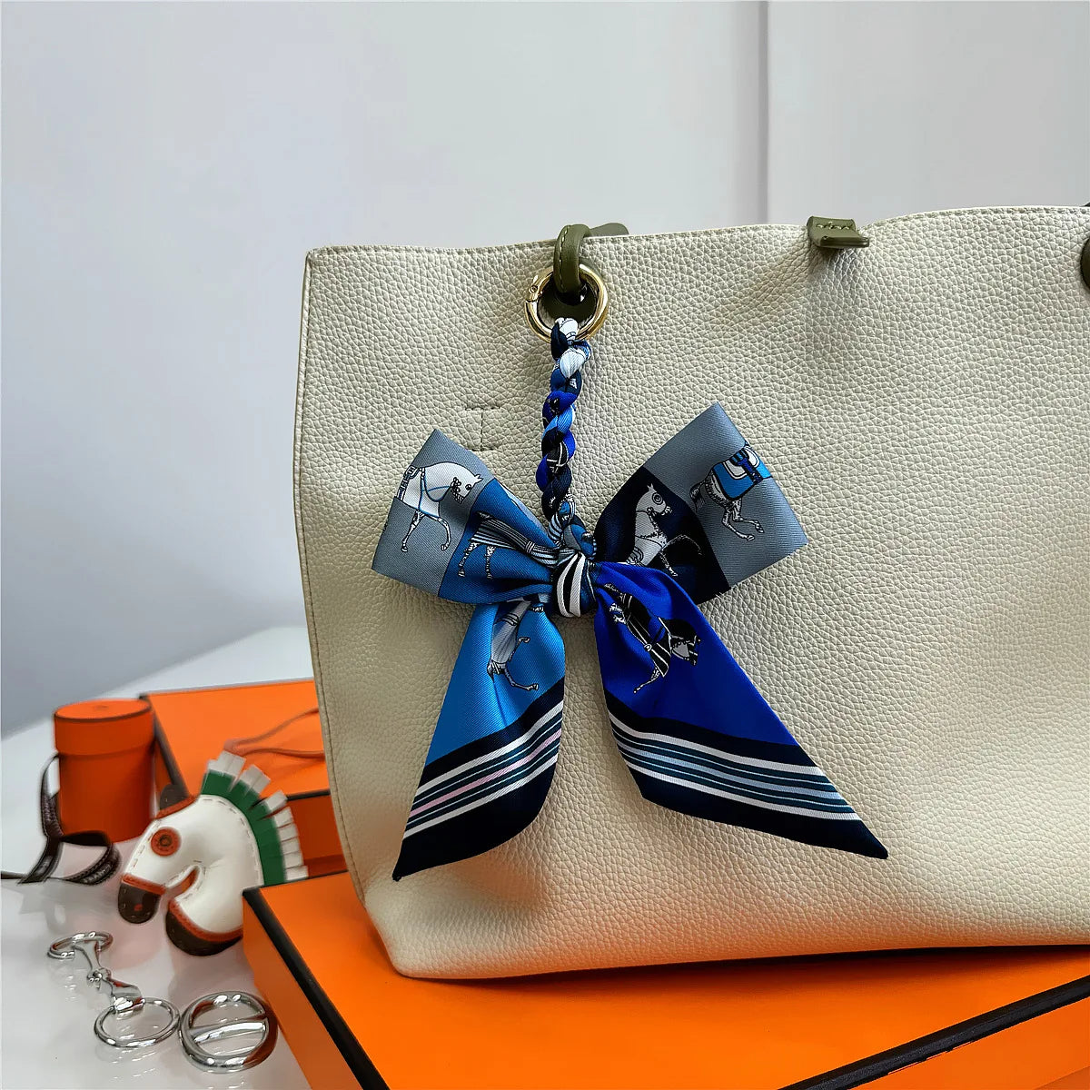 Portachiavi con sciarpa di seta intrecciata a mano, ciondolo con fiocco colorato, chiave decorativa per auto, portachiavi con nastro carino, accessori regalo per gli amici
