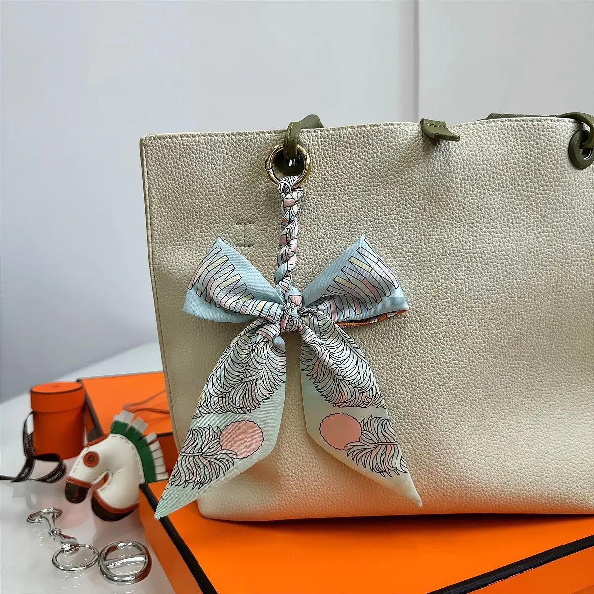 Portachiavi con sciarpa di seta intrecciata a mano, ciondolo con fiocco colorato, chiave decorativa per auto, portachiavi con nastro carino, accessori regalo per gli amici