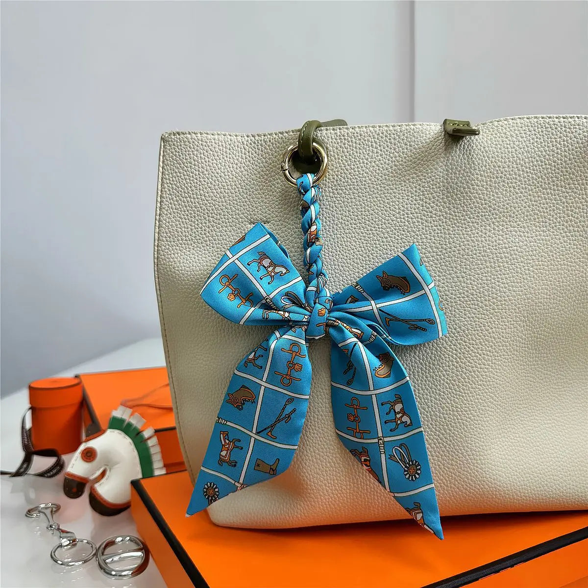 Portachiavi con sciarpa di seta intrecciata a mano, ciondolo con fiocco colorato, chiave decorativa per auto, portachiavi con nastro carino, accessori regalo per gli amici