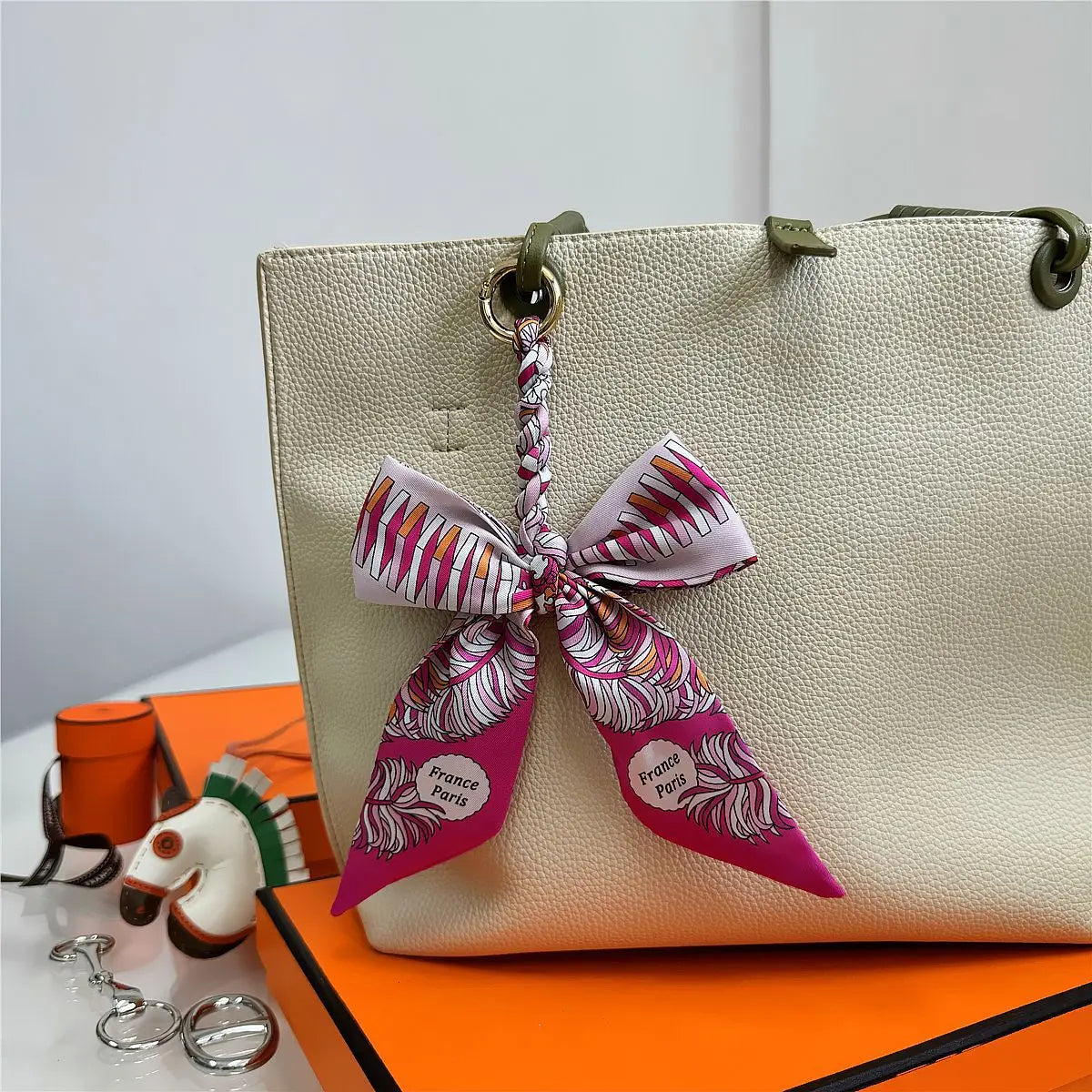 Portachiavi con sciarpa di seta intrecciata a mano, ciondolo con fiocco colorato, chiave decorativa per auto, portachiavi con nastro carino, accessori regalo per gli amici
